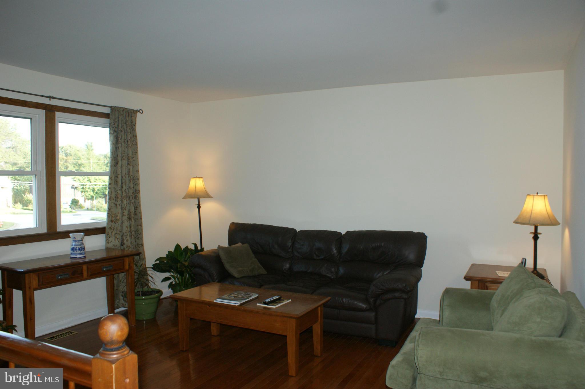 406 Rockway Road Baltimore, MD 21228 - Photo 3 of 17 Living Room