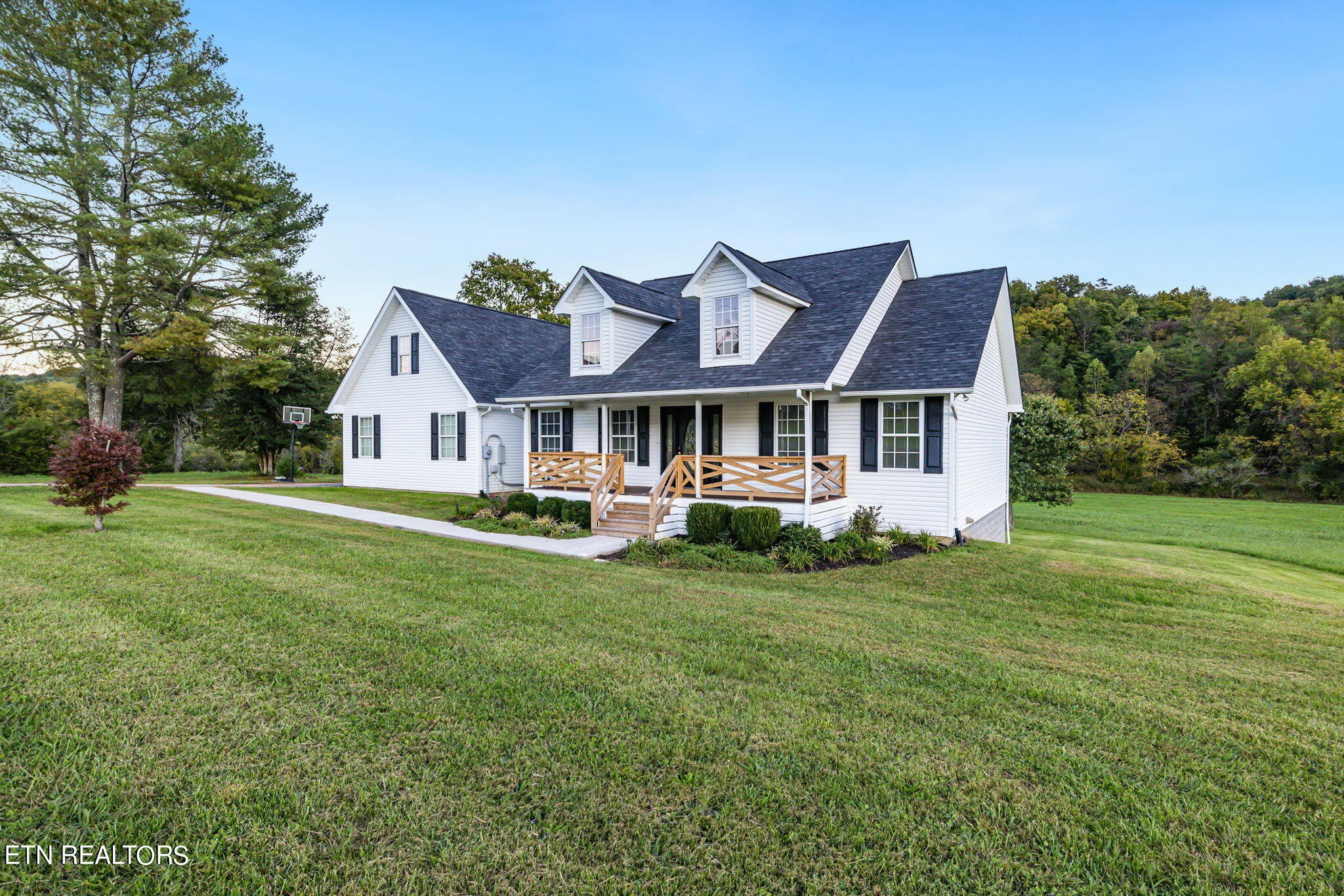 2910 Dutch Valley Road Clinton, TN 37716 - Photo 1 of 40
