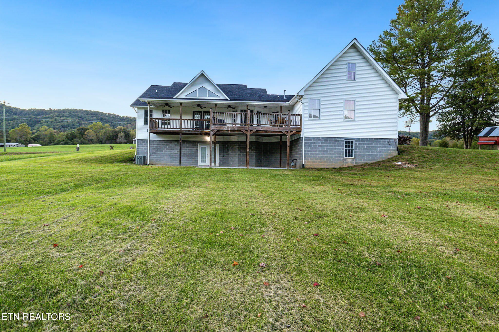 2910 Dutch Valley Road Clinton, TN 37716 - Photo 36 of 40