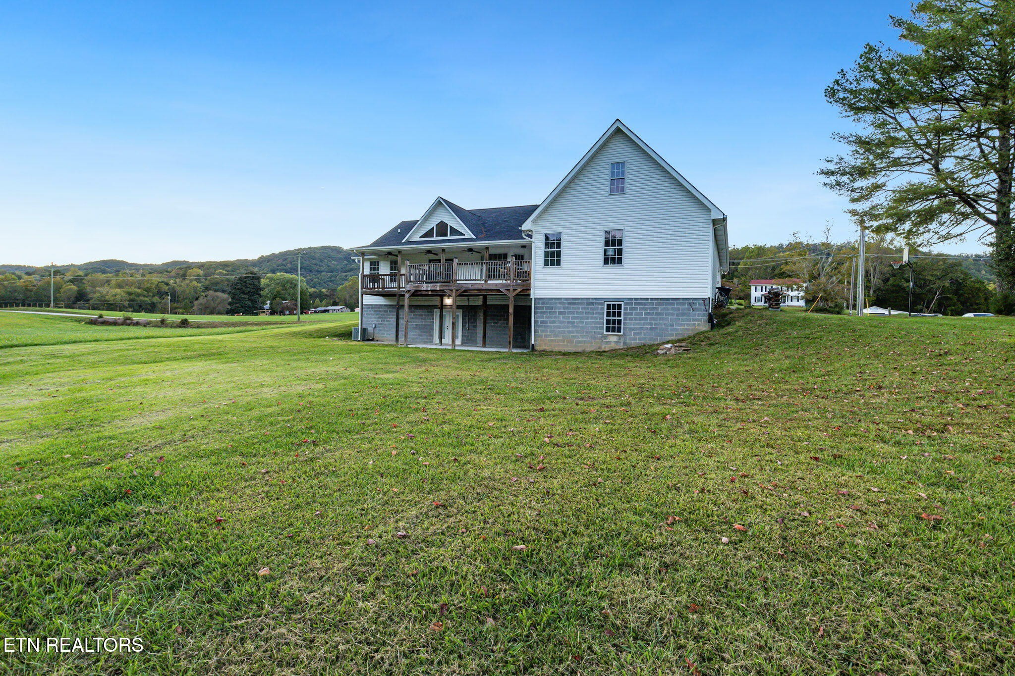 2910 Dutch Valley Road Clinton, TN 37716 - Photo 37 of 40