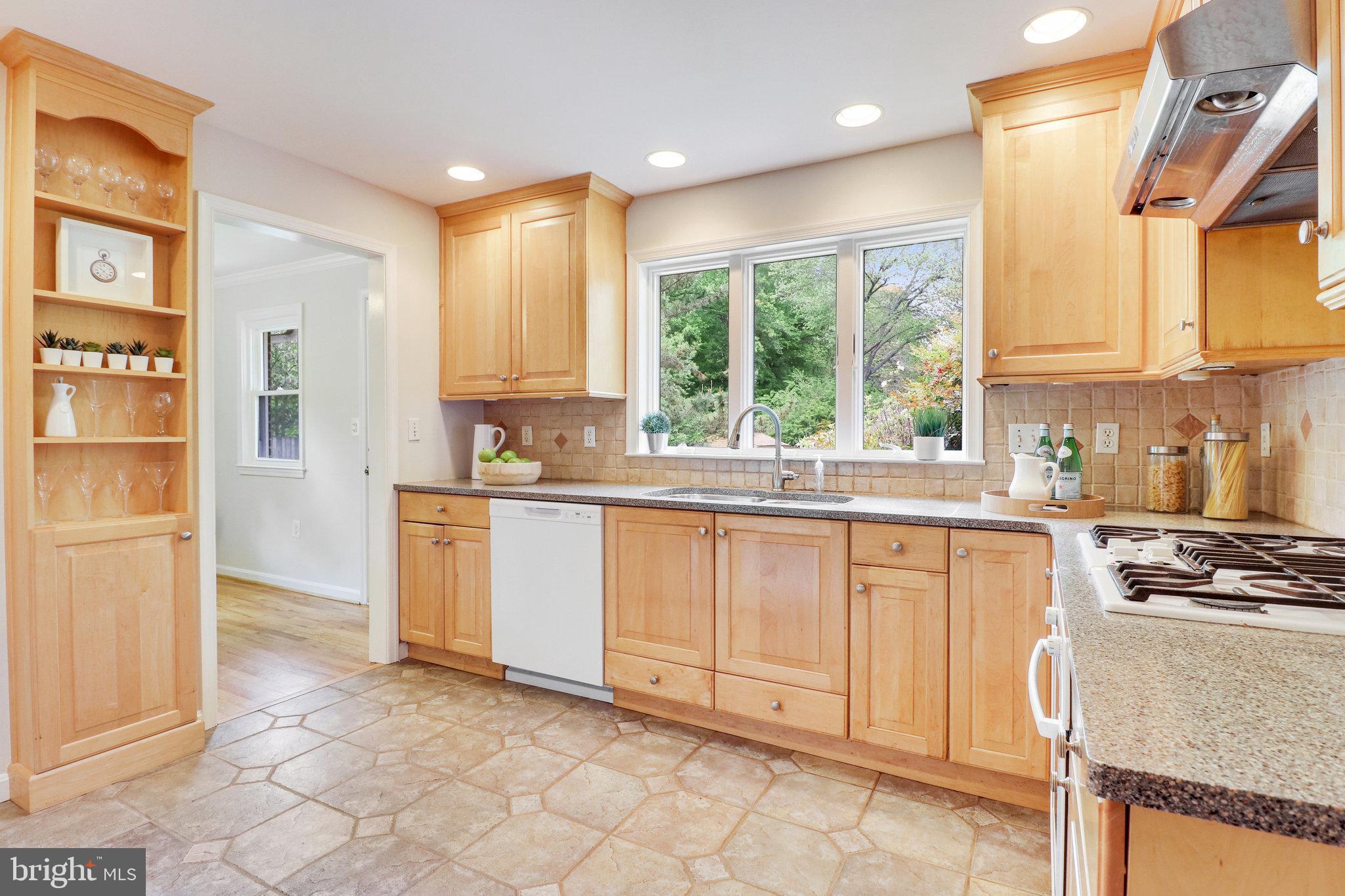 9818 Laurel Street Fairfax, VA 22032 - Photo 19 of 65 Kitchen toward dining