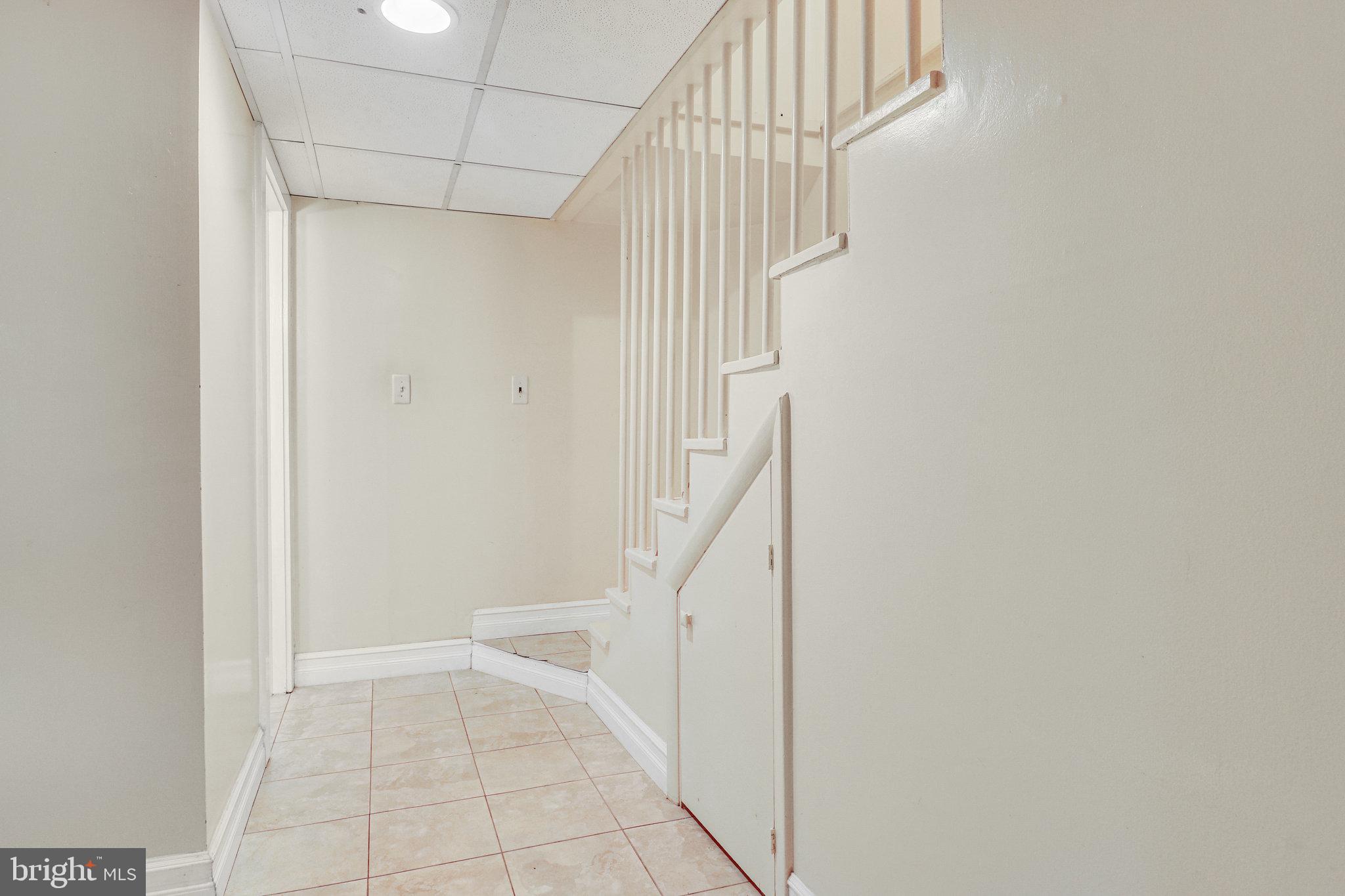 9818 Laurel Street Fairfax, VA 22032 - Photo 29 of 65 Stairway and hallway