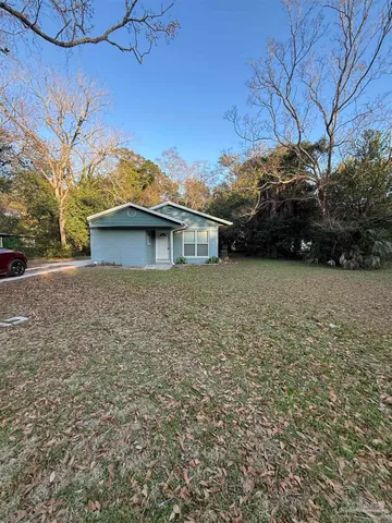 a view of a house with a yard