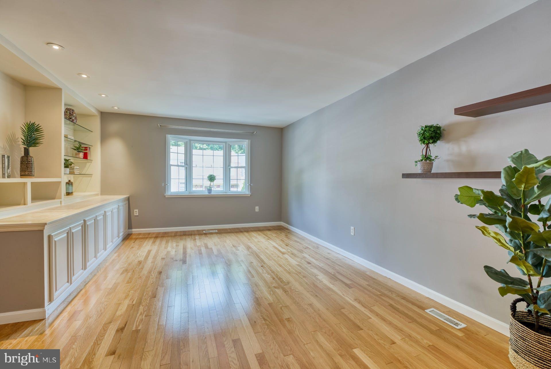 11719 Dry River Court Reston, VA 20191 - Photo 10 of 44 010 Living Room