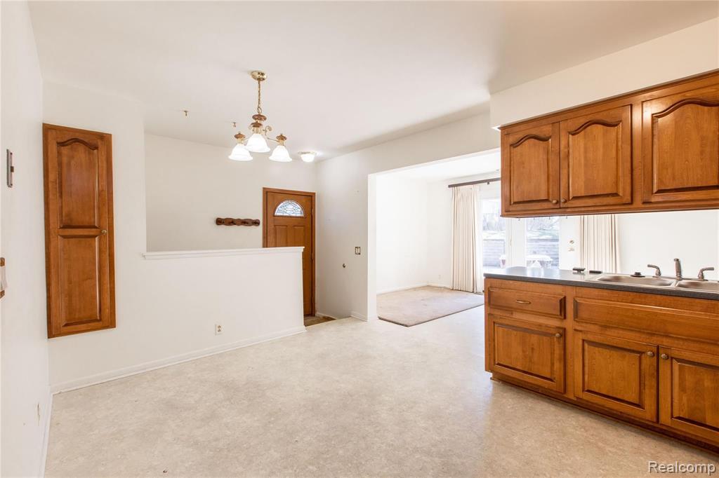 1258 Maple Drive Rochester, MI 48307 - Photo 7 of 27