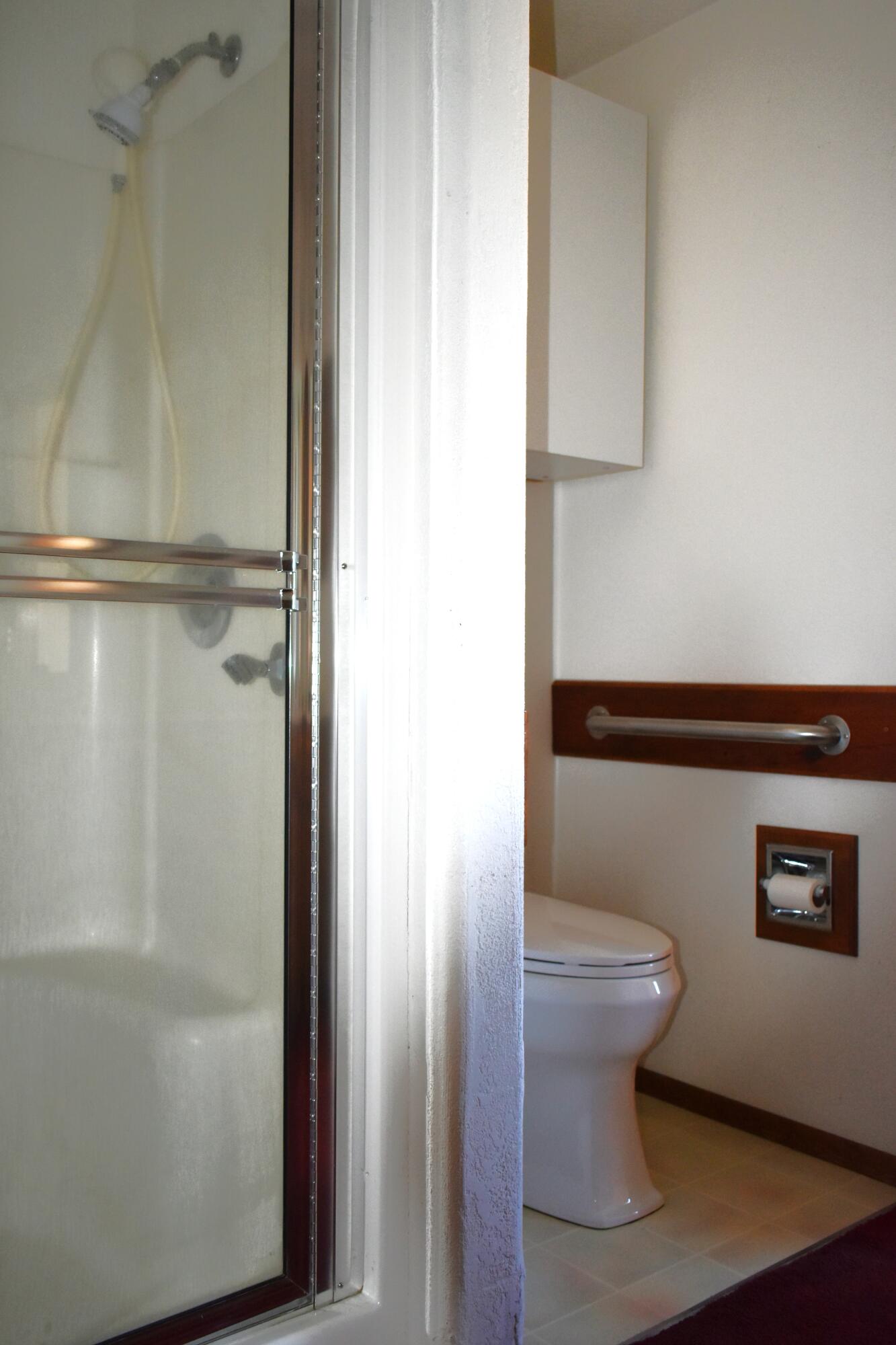 3234 Springbrook Road Medford, OR 97504 - Photo 14 of 31 MASTER BATHROOM