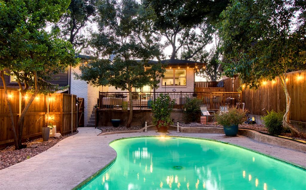 a view of a backyard with sitting area and furniture