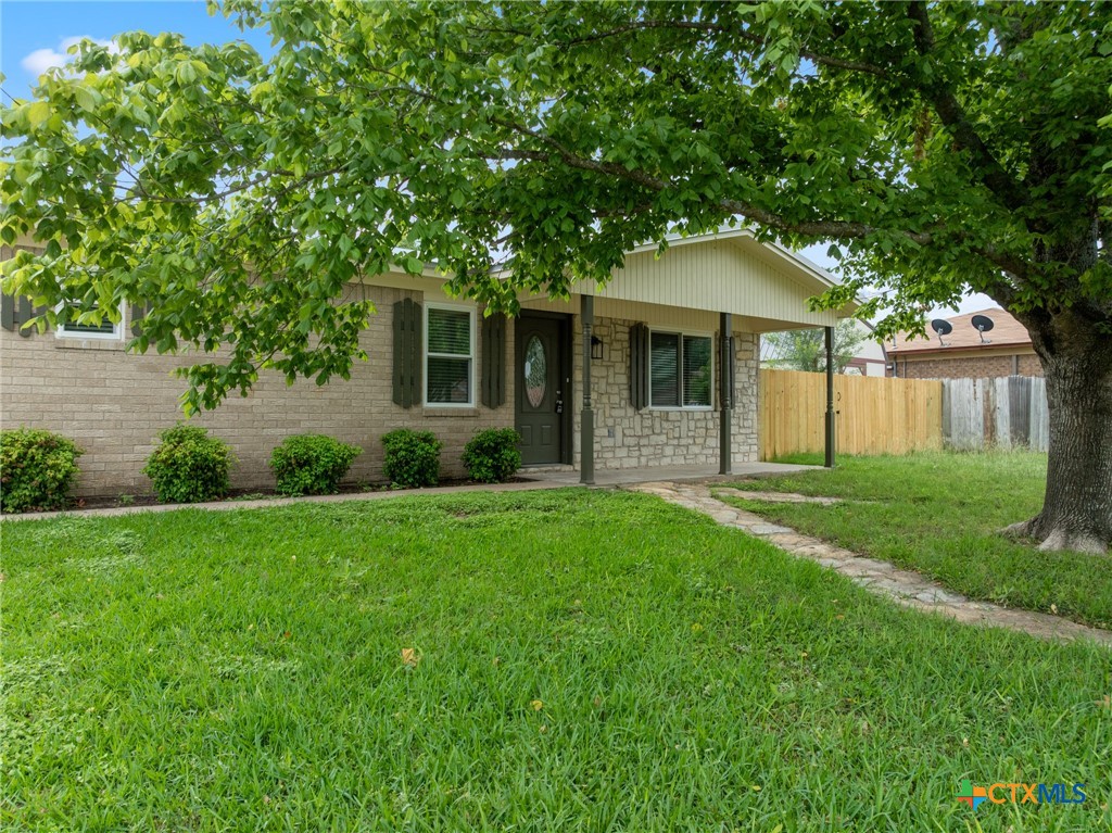 607 South Nancy Ann Street Hamilton, TX 76531 - Photo 3 of 26 a front view of house with yard and green space