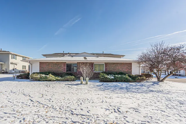 $259,900 | 236 Whidah Court, Unit 236, Schaumburg, IL 60193