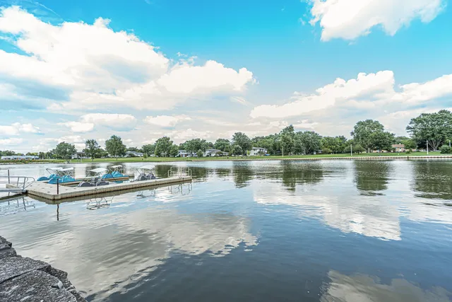 $259,900 | 236 Whidah Court, Unit 236, Schaumburg, IL 60193