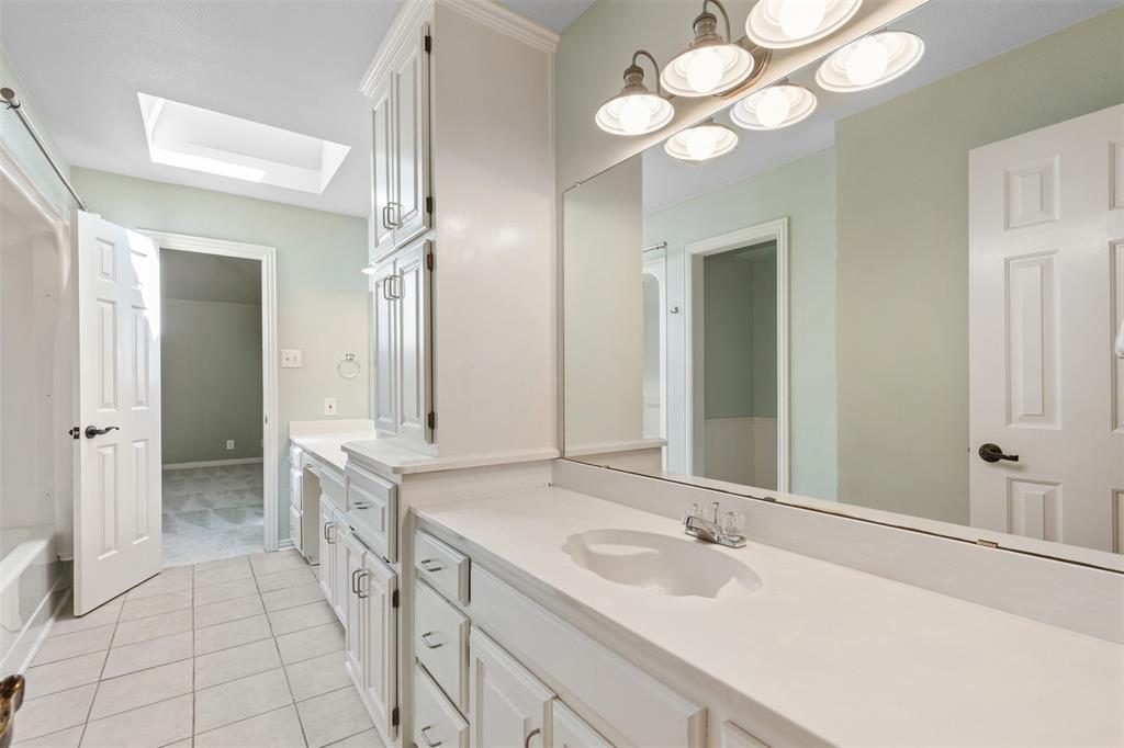609 Seville Road Denton, TX 76205 - Photo 32 of 40 Upstairs Jack n Jill Bathroom between Bedrooms 4 & 5.