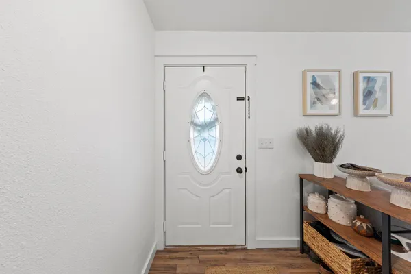 a view of livingroom with furniture