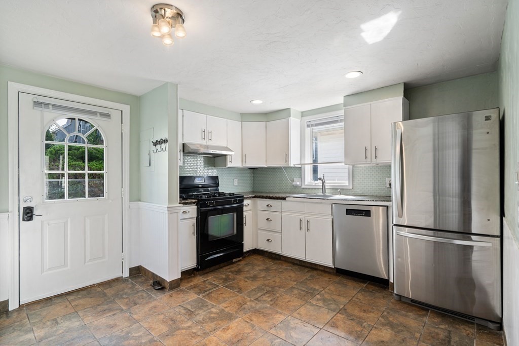 33 Merrill Road, Unit D Hull, MA 02045 - Photo 4 of 32 Gallery Image 4