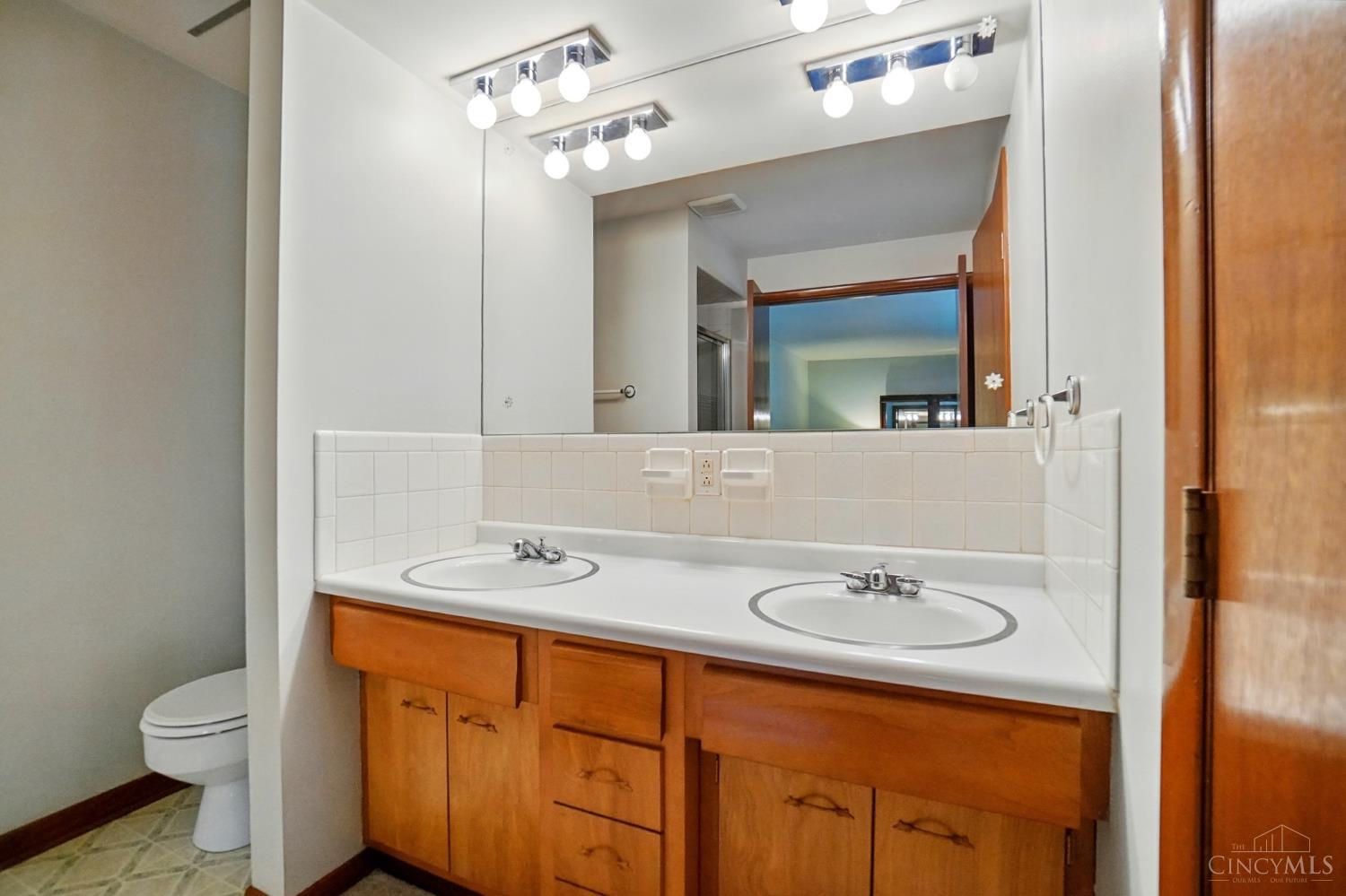 5752 Decker Road Franklin, OH 45005 - Photo 28 of 59 Primary bathroom