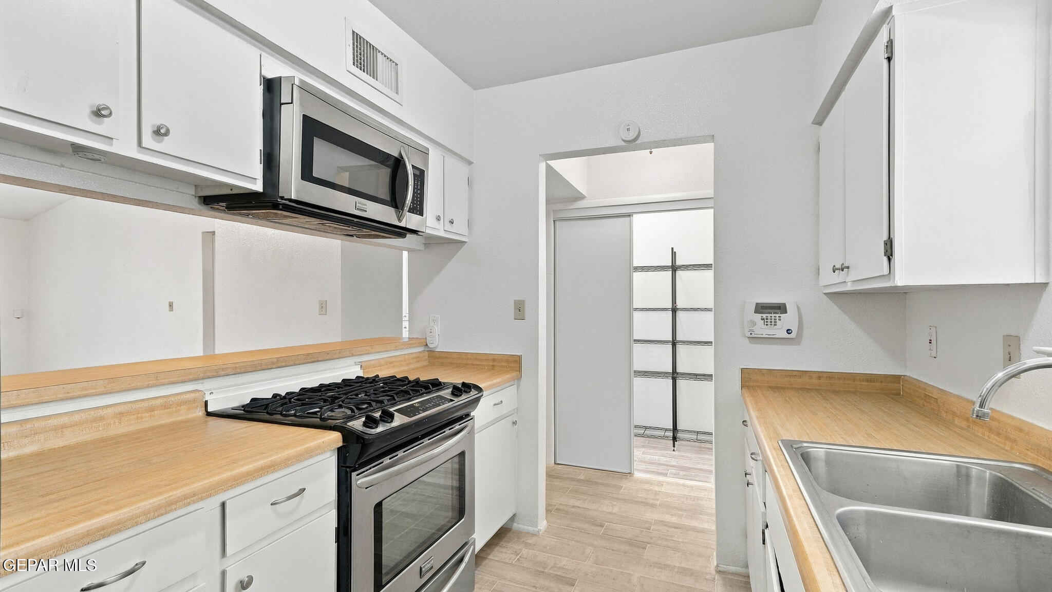 10929 Pelhem Road El Paso, TX 79936 - Photo 10 of 20 10. Kitchen