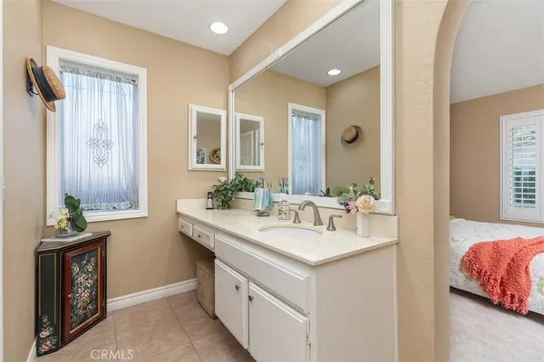 a en suite bathroom with a sink and a mirror