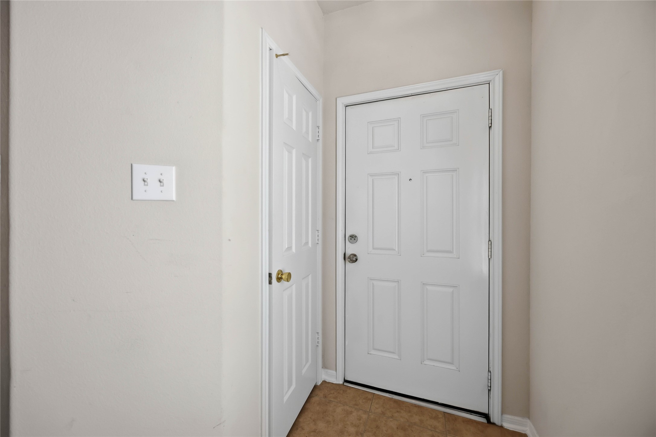 29526 Winton Wood Way Spring, TX 77386 - Photo 3 of 29 Welcoming foyer featuring a coat closet and easy access to the main living areas.