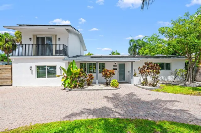 a front view of house with yard having outdoor seating