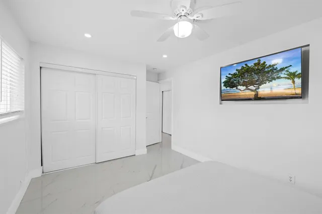 en empty room with window and ceiling fan