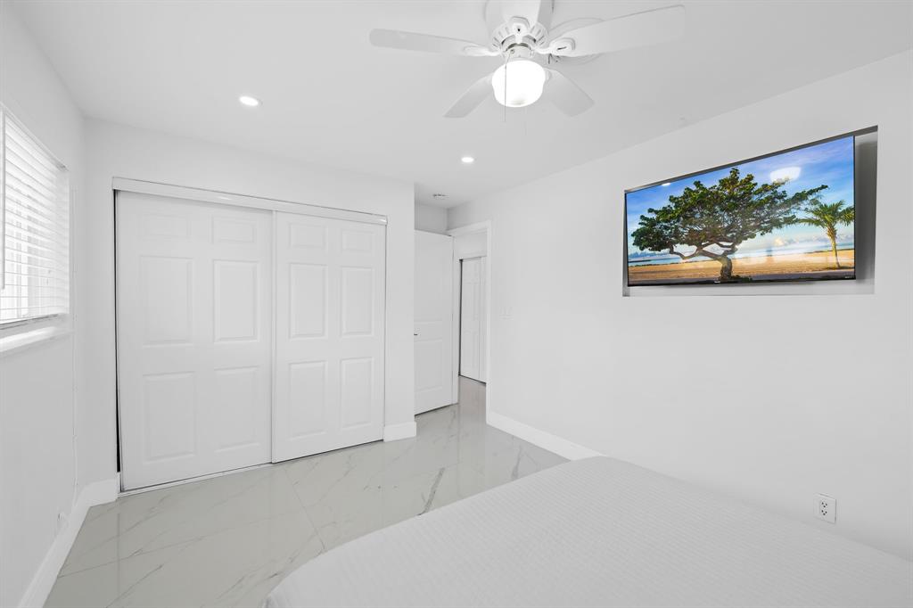 865 Northeast 23rd Terrace Pompano Beach, FL 33062 - Photo 23 of 33 en empty room with window and ceiling fan