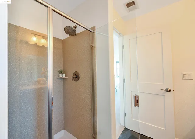 a close up view of a washer and dryer