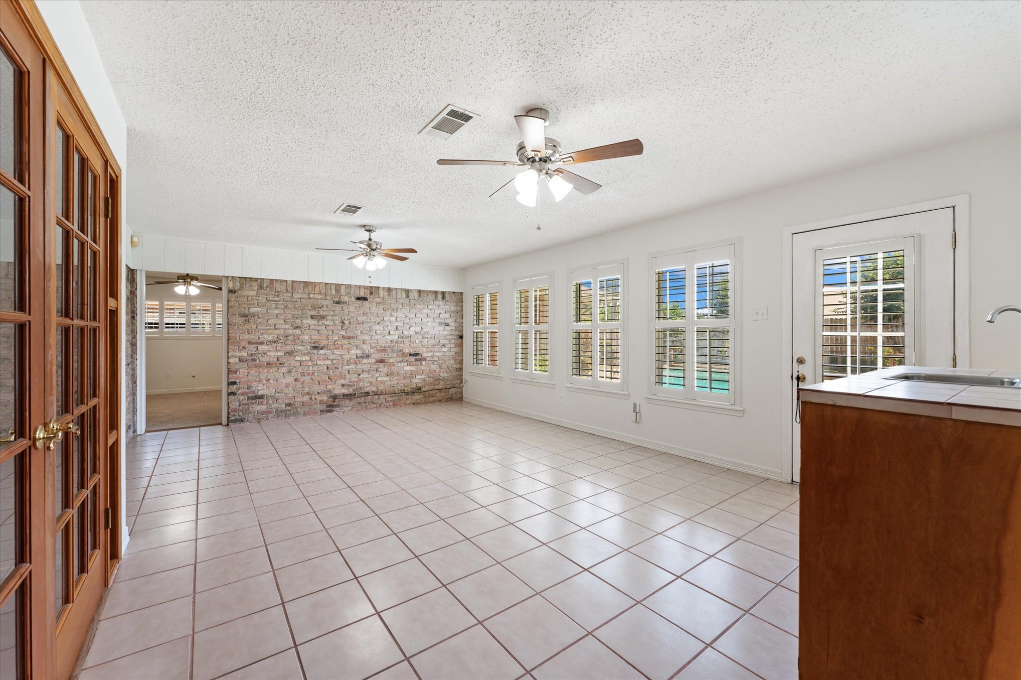 983 West Donovan Street Houston, TX 77091 - Photo 14 of 46 Sun Room - Can you tell how this house was built for great entertaining?