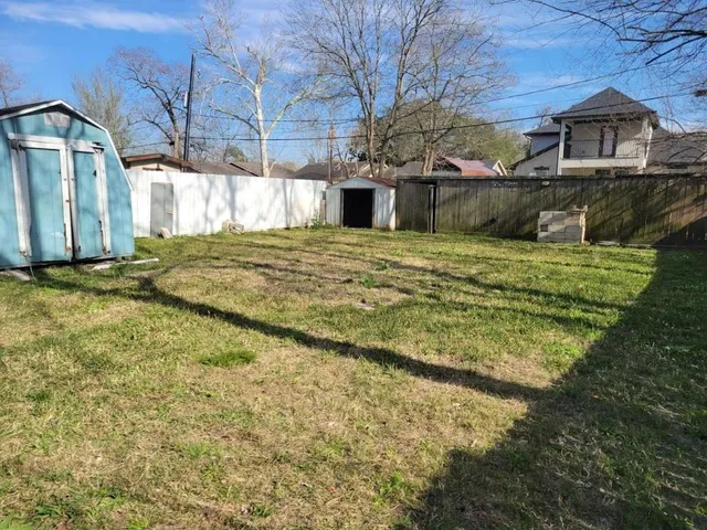 a view of a backyard
