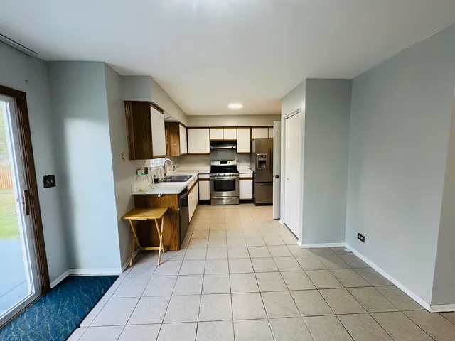 $2,800 | 134 Sycamore Avenue, Streamwood, IL 60107