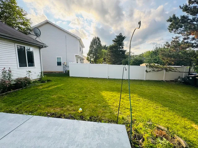 $2,800 | 134 Sycamore Avenue, Streamwood, IL 60107