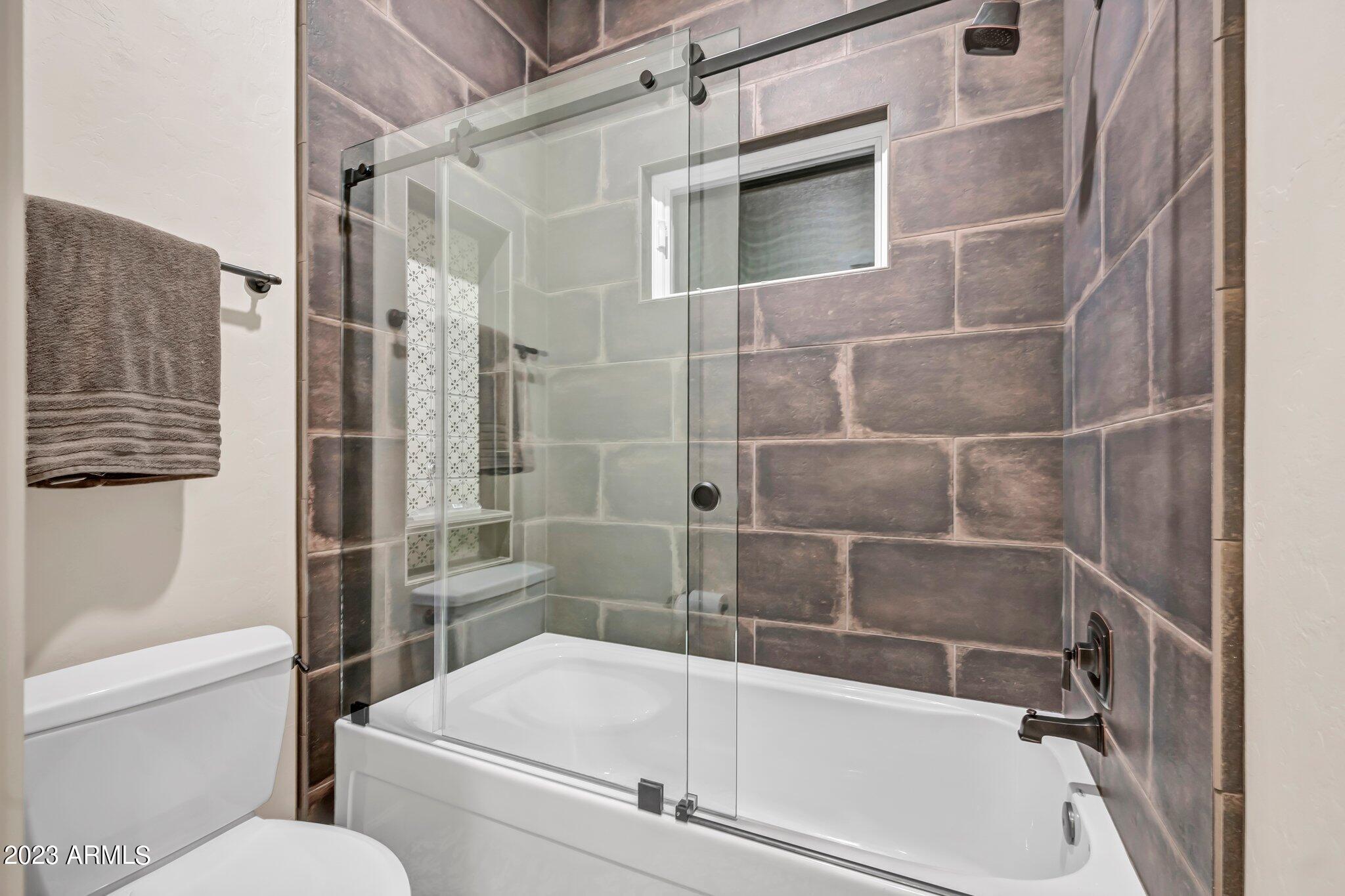 5801 Dillon Wash Road Prescott, AZ 86305 - Photo 27 of 169 22 - Main House Jack and Jill Bathroom
