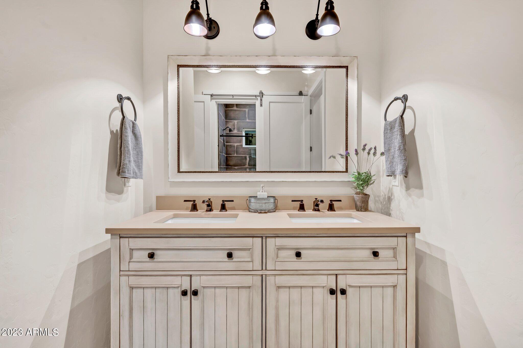 5801 Dillon Wash Road Prescott, AZ 86305 - Photo 28 of 169 23 - Main House Jack and Jill Bathroom