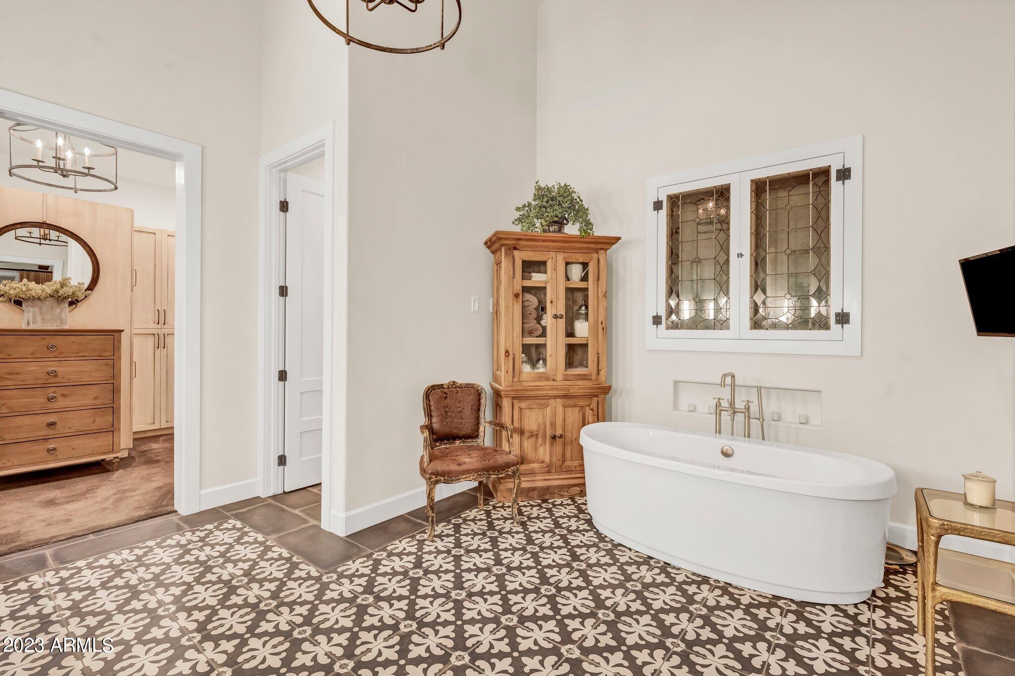 5801 Dillon Wash Road Prescott, AZ 86305 - Photo 44 of 169 39 - Main House Master Bathroom Jetted T