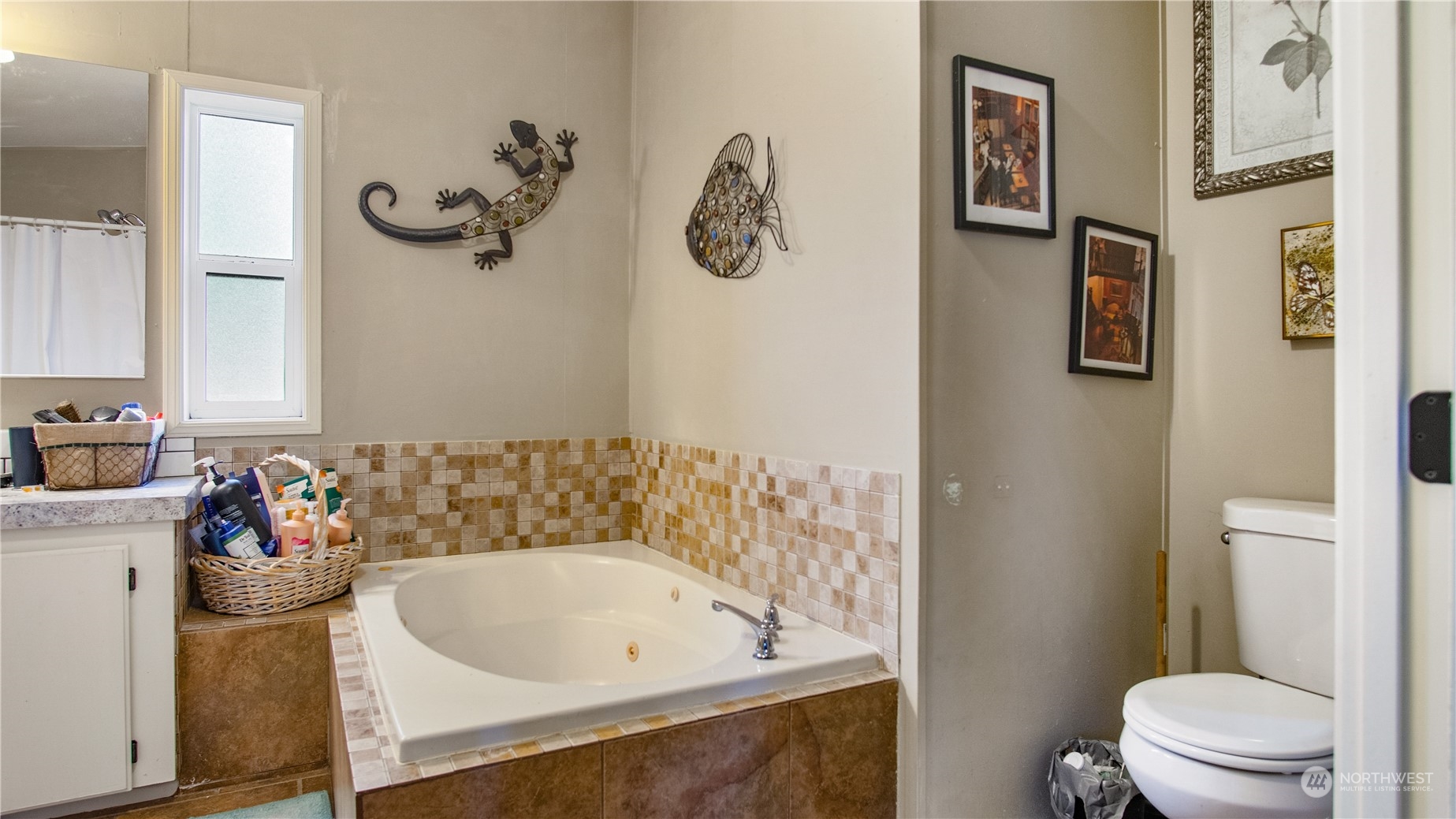 673 Curtis Hill Road, Unit G Chehalis, WA 98532 - Photo 16 of 25 a bathroom with a bathtub sink and toilet