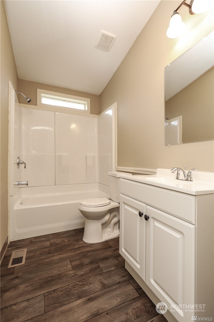 673 Curtis Hill Road, Unit G Chehalis, WA 98532 - Photo 18 of 25 a bathroom with a sink a toilet and a bathtub