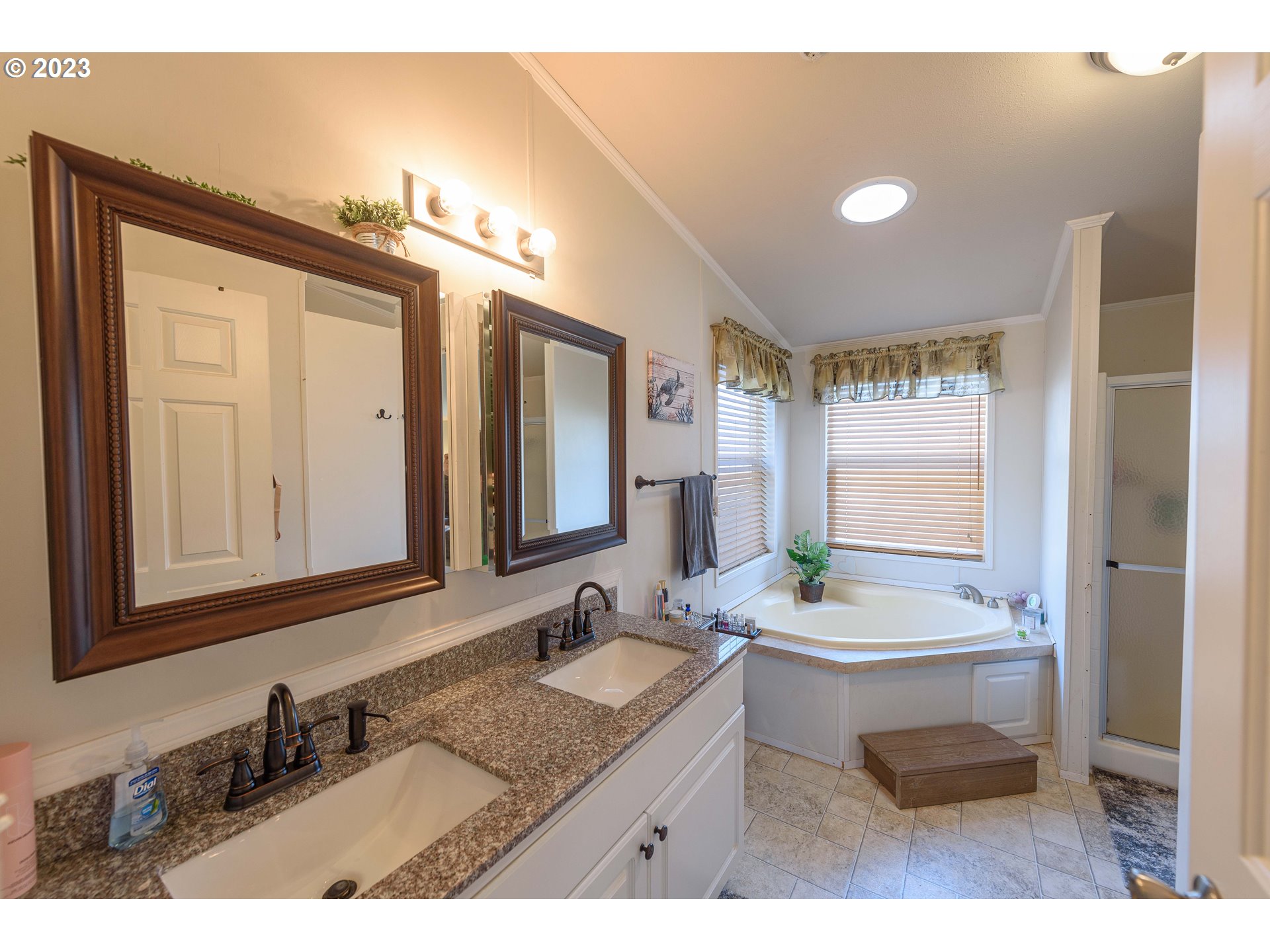 62999 Ashley Road Coos Bay, OR 97420 - Photo 22 of 32 Bathroom