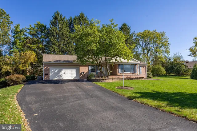 a view of a house with backyard and a garden