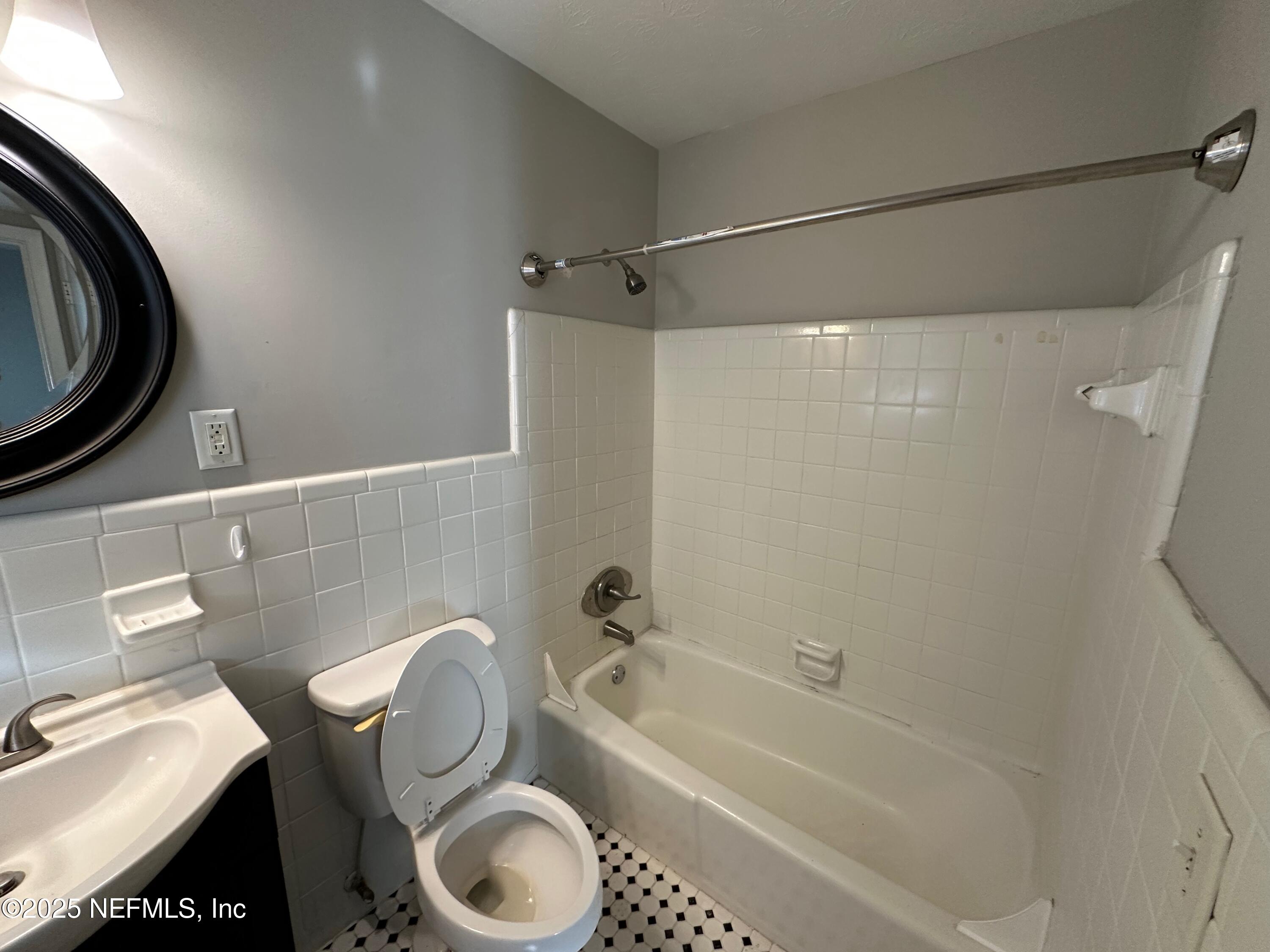 1120 Cedar Street, Unit F Jacksonville, FL 32207 - Photo 15 of 19 a bathroom with a sink a toilet and bathtub