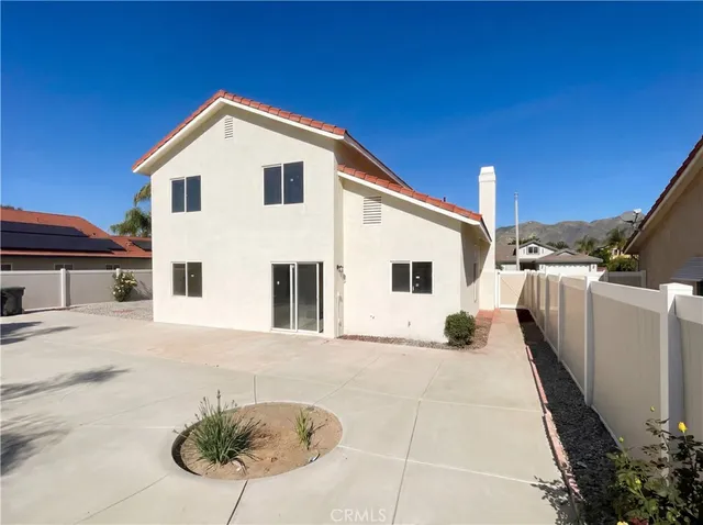 a view of a house with backyard