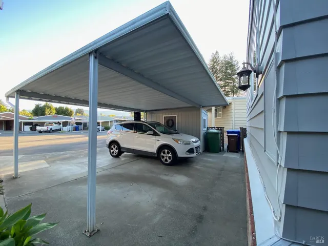 a view of a yard in front of house