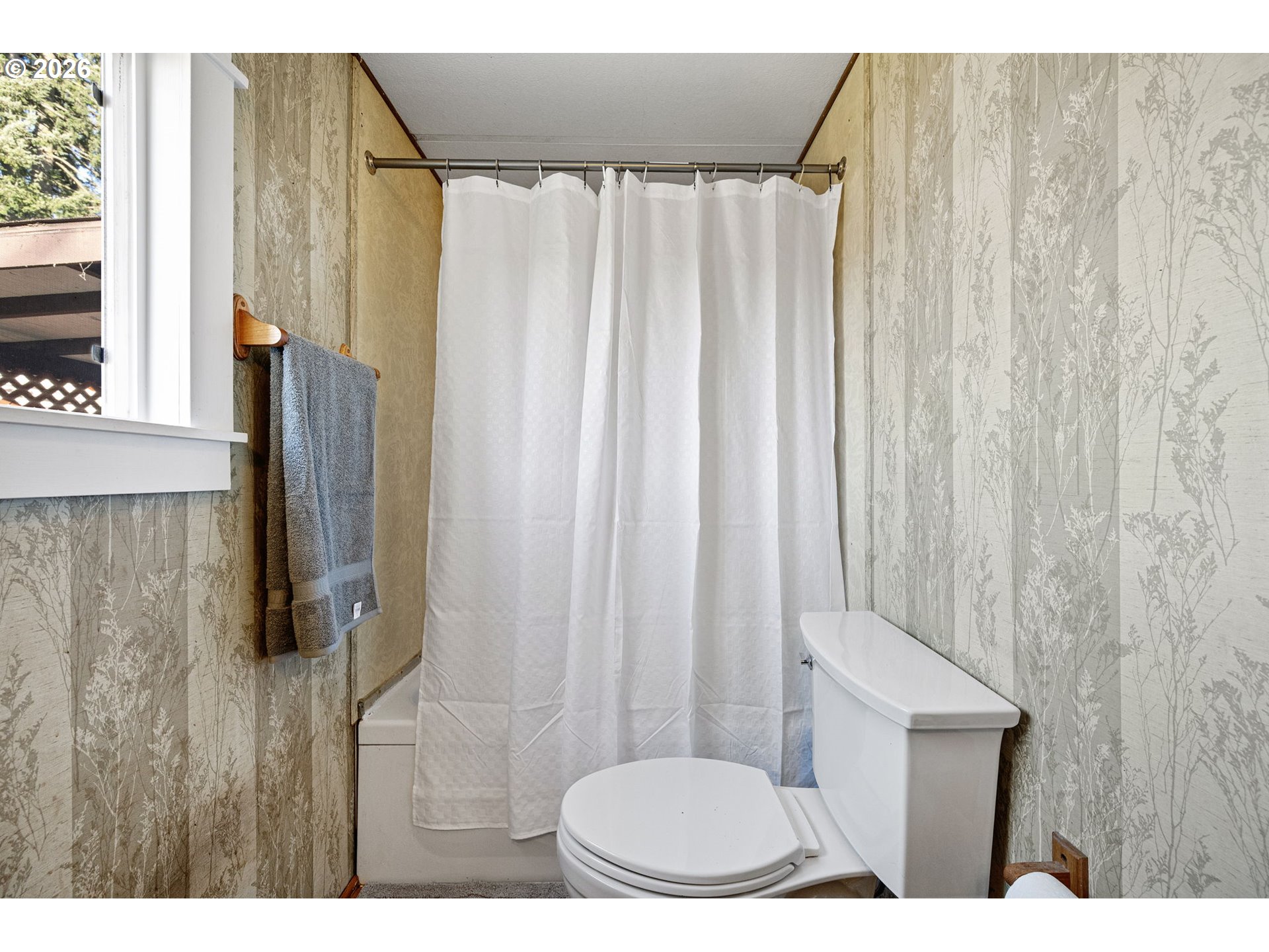 708 North 51st Street Springfield, OR 97478 - Photo 27 of 32 Bathroom, Attached