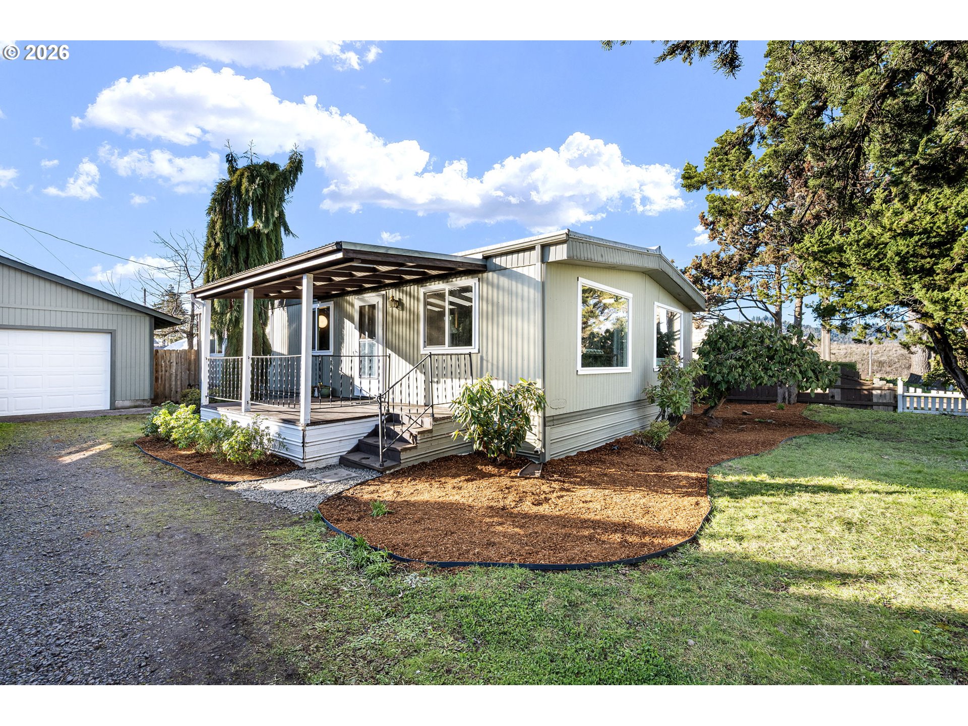 708 North 51st Street Springfield, OR 97478 - Photo 5 of 32 Porch