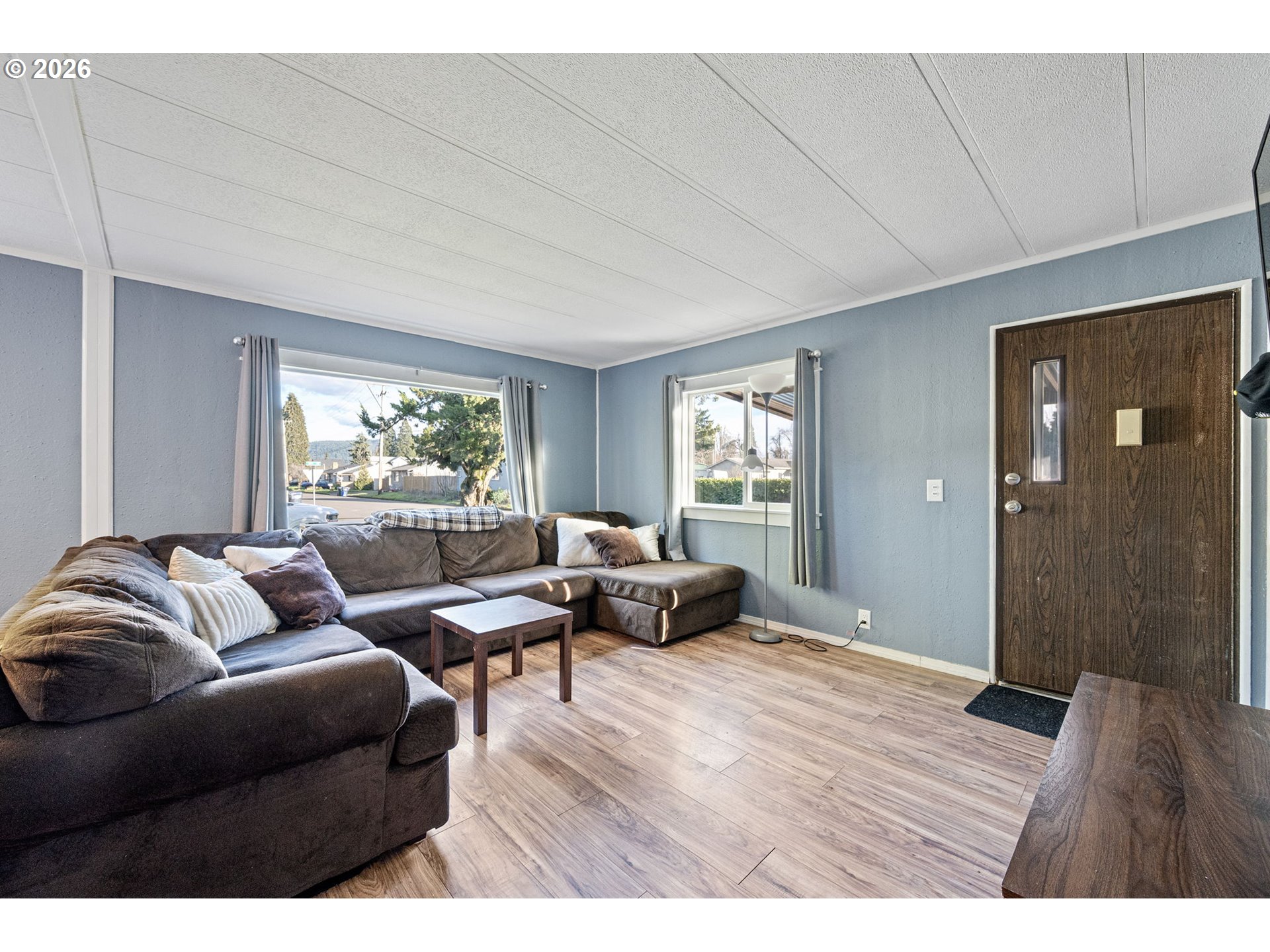 708 North 51st Street Springfield, OR 97478 - Photo 6 of 32 Entrance/Foyer