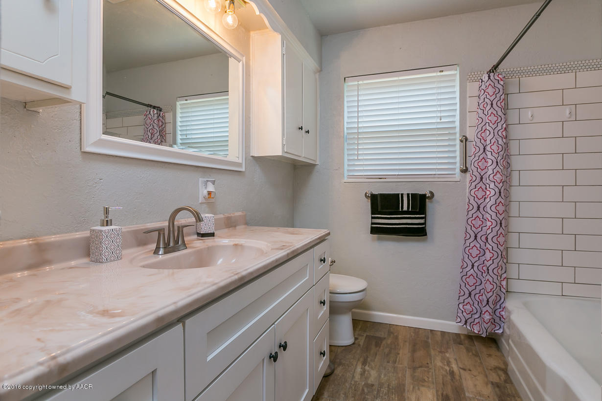 3414 Royal Road Amarillo, TX 79109 - Photo 16 of 20 Hall Bathroom
