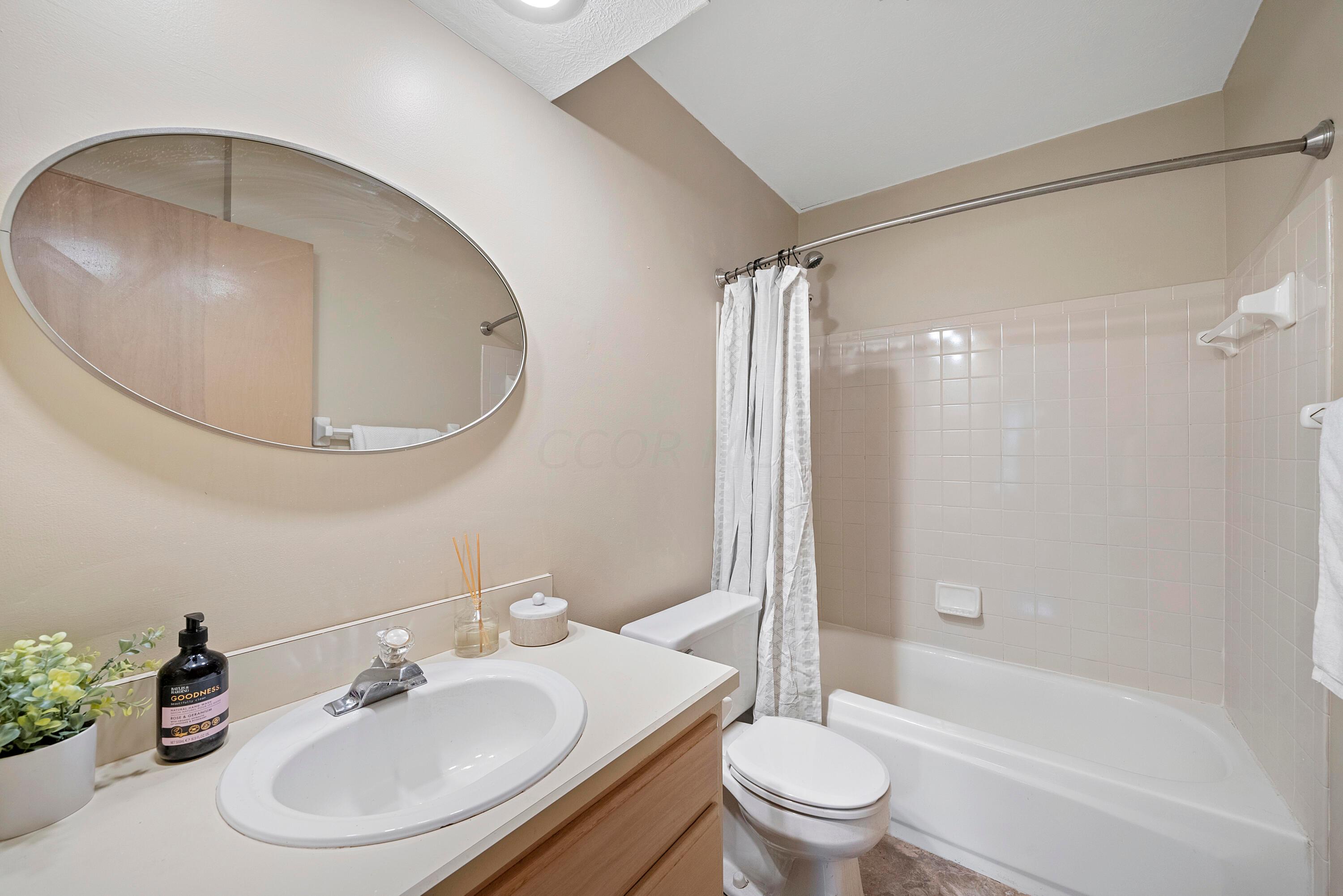 5814 Locbury Lane, Unit R Dublin, OH 43016 - Photo 18 of 25 Full Bathroom