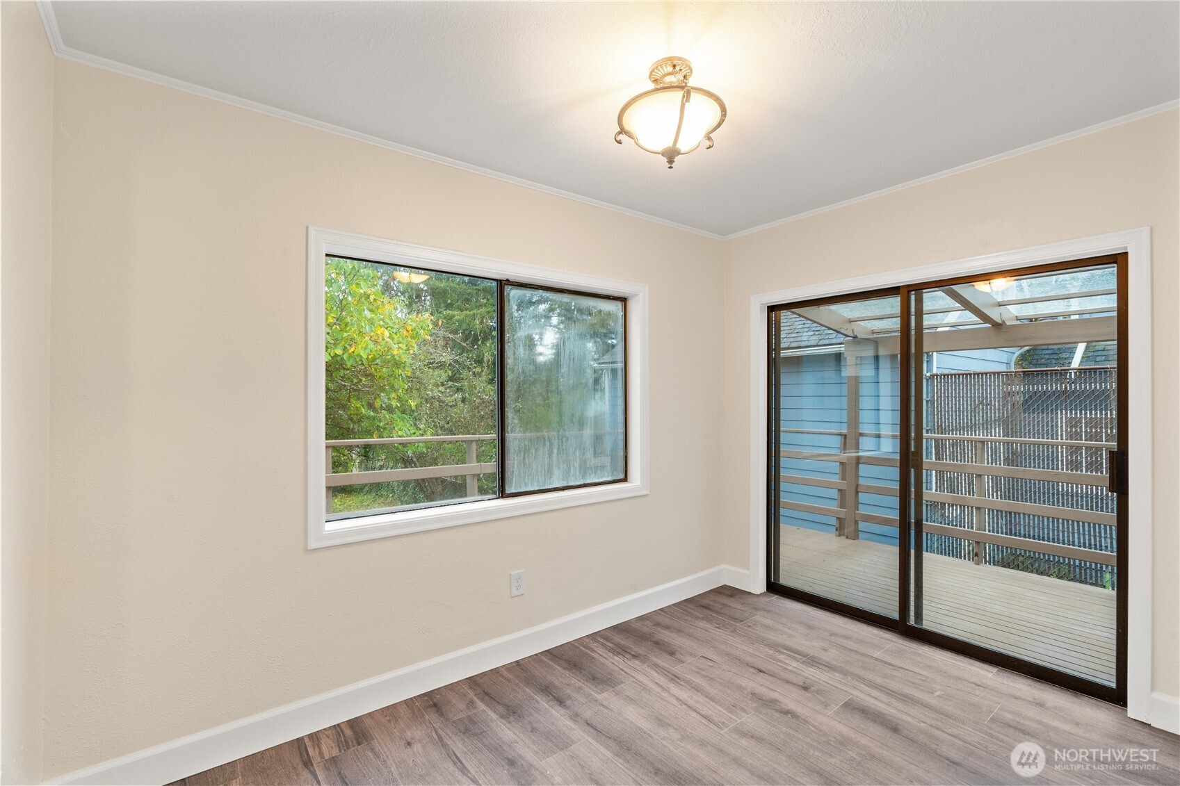 330 Wheeler Avenue Hoquiam, WA 98550 - Photo 19 of 34 an empty room with wooden floor and windows