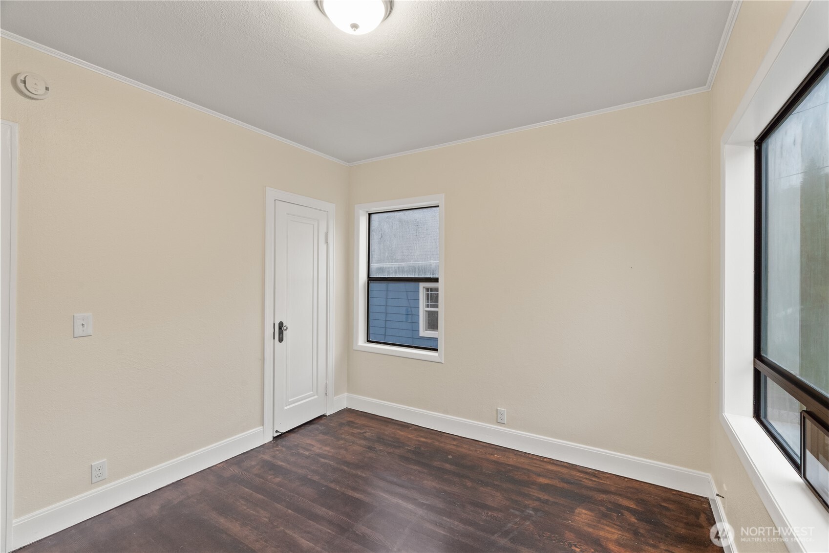 330 Wheeler Avenue Hoquiam, WA 98550 - Photo 8 of 34 an empty room with wooden floor and a window