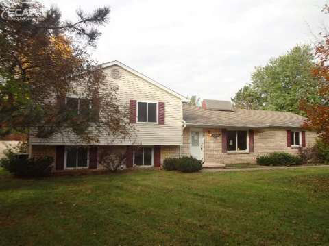 9401 White Lake Road Fenton, MI 48430 - Photo 1 of 19 20423037.JPG