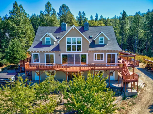 a view of a houses with a yard