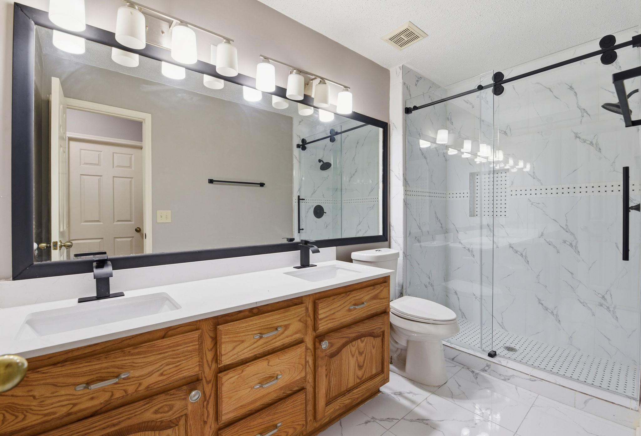 2726 Alderleaf Place Spring, TX 77388 - Photo 28 of 36 Secondary bath upstairs!