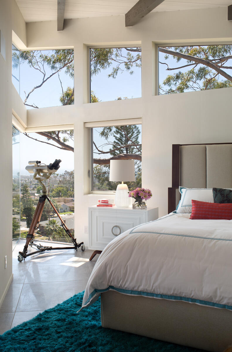 5038 Windsor Drive Pacific Beach, CA 92109 - Photo 15 of 33 a bedroom with a bed and glass window